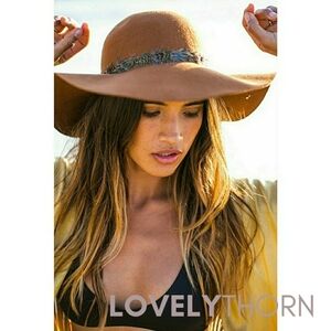 LOVELY BIRD // boho-chic feather banded floppy hat